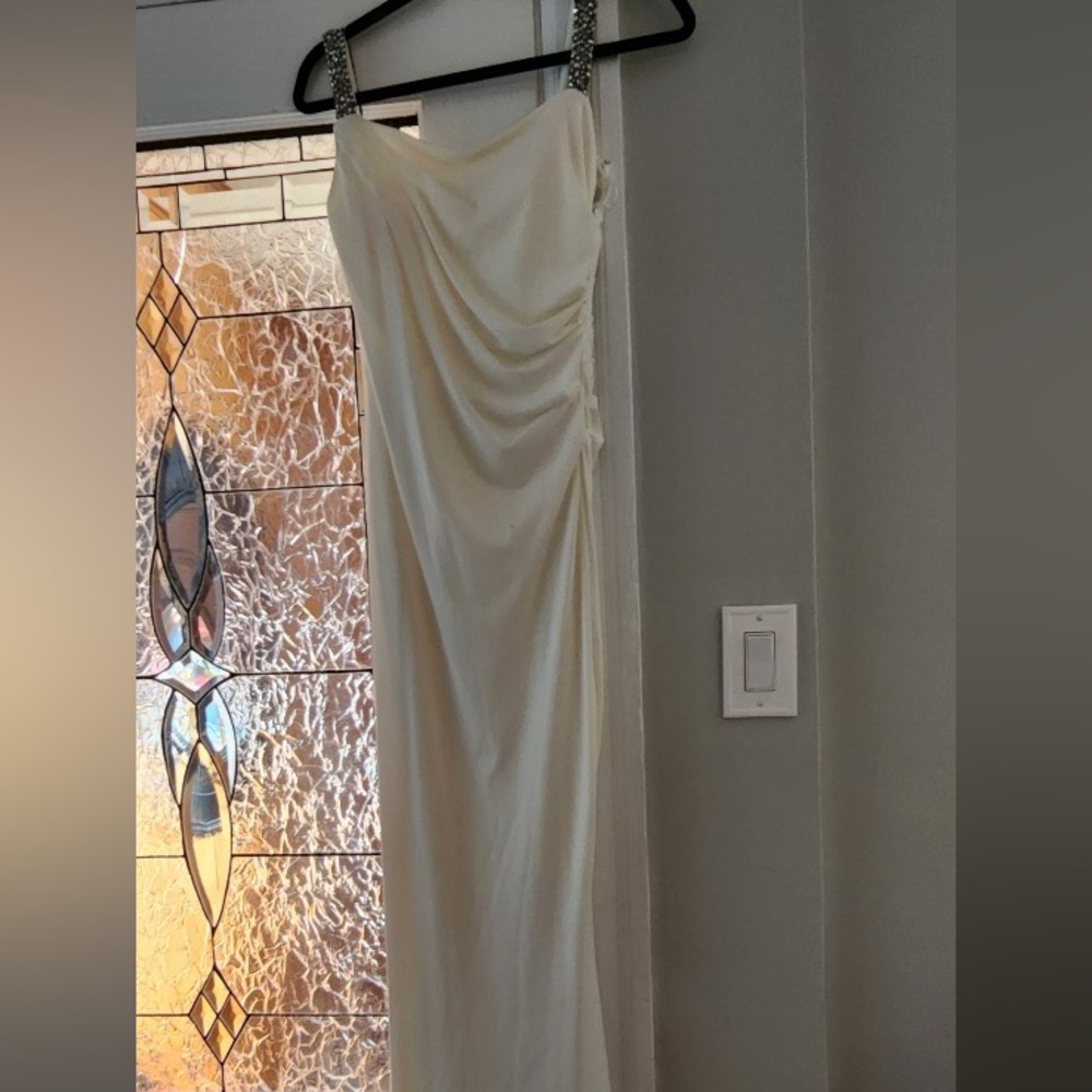 Ivory gown with open back - Picture 5 of 5